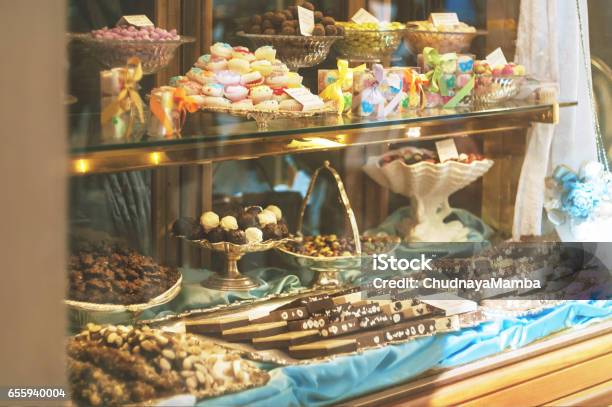 Photo libre de droit de Riche Variété De Chocolats Et De Bonbons Dans La Vitrine De La Pâtisserie Italienne À La Journée Ensoleillée banque d'images et plus d'images libres de droit de Vitrine