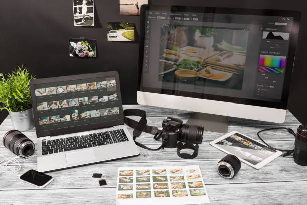 fotógrafos ordenador con los programas de edición de fotografías. - asociación fotos fotografías e imágenes de stock