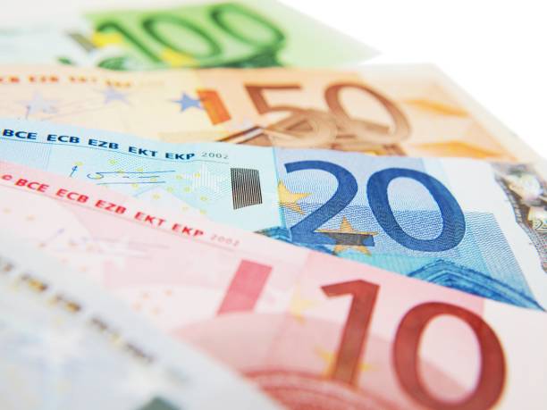 euro moneda billetes de banco, aislados a fondo blanco - currency euro symbol european union currency calculator fotografías e imágenes de stock