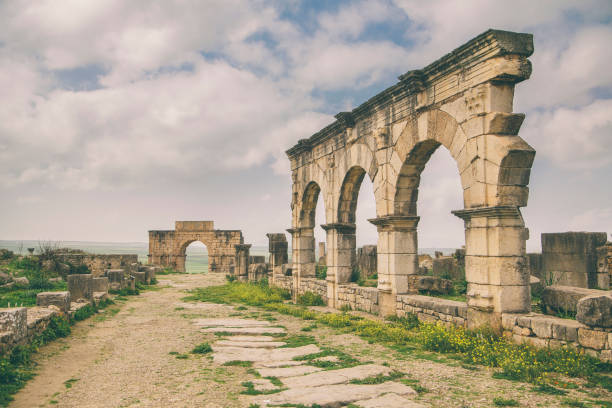 rzymskie łuki volubilis - roman column arch pedestrian walkway zdjęcia i obrazy z banku zdjęć