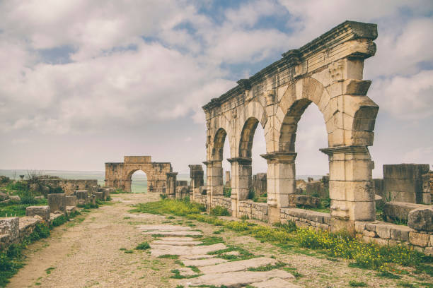 roman arches of volubilis - roman column arch pedestrian walkway imagens e fotografias de stock