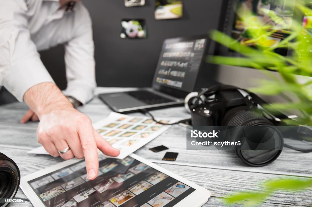 Fotografen computer mit Foto bearbeiten Programme. - Lizenzfrei Fotografie Stock-Foto