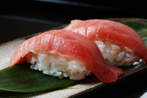sushi de atún en fondo negro - nigiri fotografías e imágenes de stock