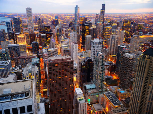 vista de chicago downtown en el crepúsculo de arriba - chicago skyline antenna panoramic fotografías e imágenes de stock