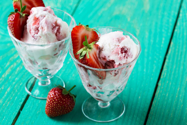 istock Strawberry ice cream with fresh strawberries in glasses 655979428