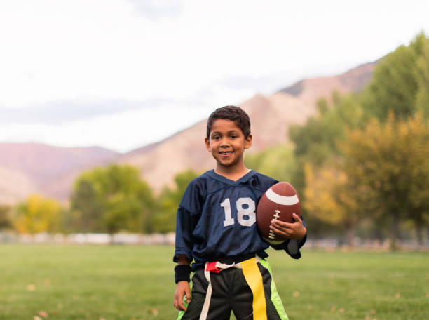 young male flag football player - football player american football sports team teamwork imagens e fotografias de stock