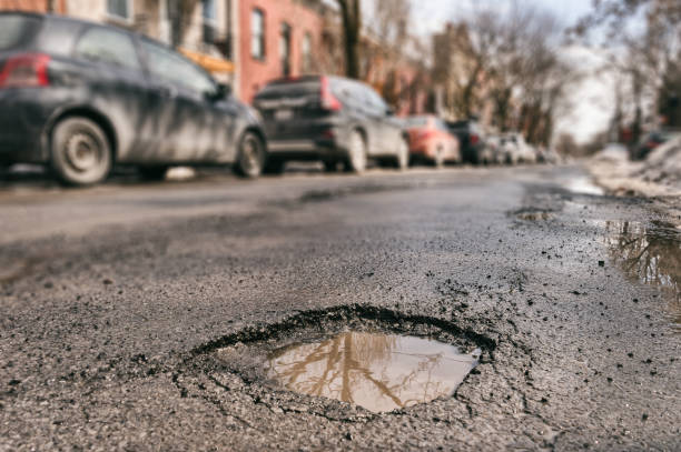 pothole grande em montreal, canadá. - road street thoroughfare hole - fotografias e filmes do acervo