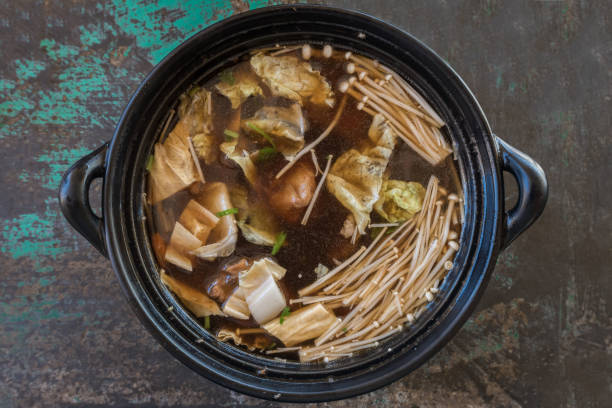 stufato di costolette di maiale e zuppa di erbe (bak kut teh) - hokkien foto e immagini stock