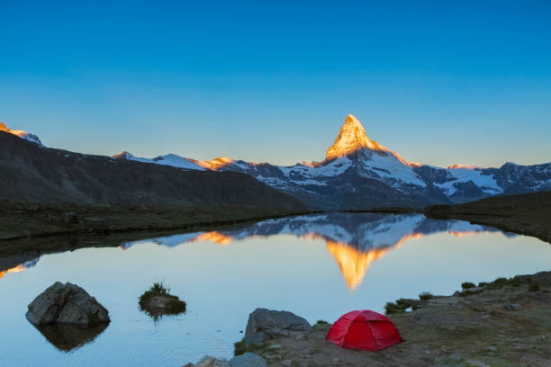 campeggio al cervino all'alba con stellisee in primo piano - switzerland european alps mountain alpenglow foto e immagini stock