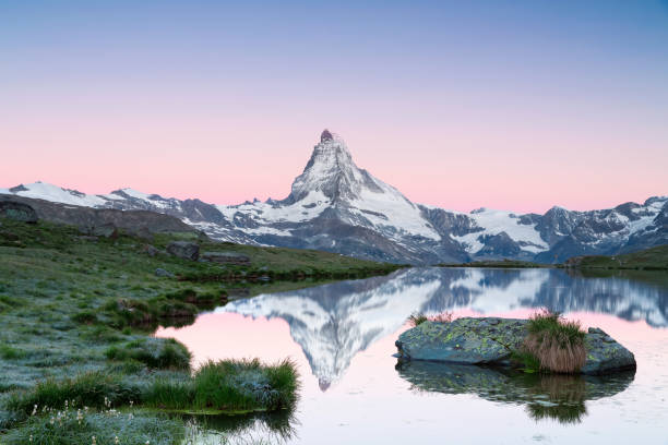 matterhorn, ao amanhecer, com stellisee em primeiro plano - matterhorn swiss culture european alps mountain - fotografias e filmes do acervo