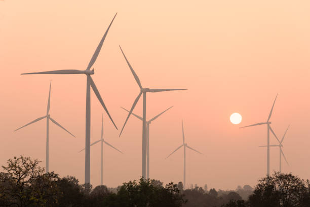 силуэт ветровых турбин на закате - wind стоковые фото и изображения