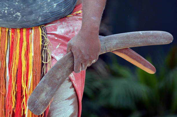 espetáculo de cultura aborígine em queensland austrália - australia boomerang aboriginal aborigine - fotografias e filmes do acervo