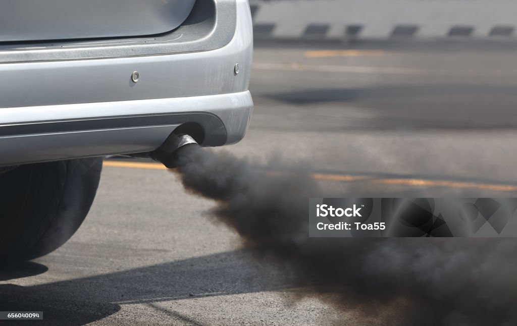 Contaminación del aire del tubo de escape del vehículo en carretera. - Foto de stock de Tubo de Escape libre de derechos