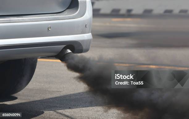 Contaminación Del Aire Del Tubo De Escape Del Vehículo En Carretera Foto de stock y más banco de imágenes de Tubo de Escape