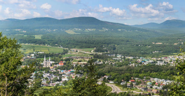 ansicht von baie-saint-paul-stadt in charlevoix quebec - lawrence quebec canada north america stock-fotos und bilder