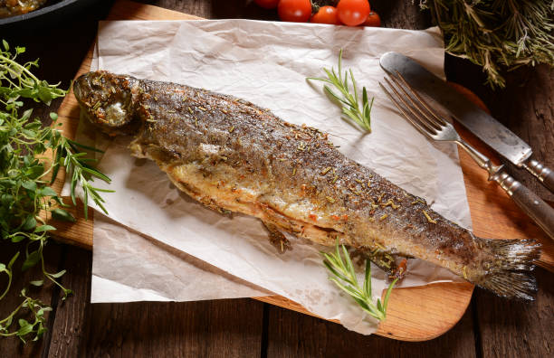 송어 - trout prepared fish whole grilled 뉴스 사진 이미지