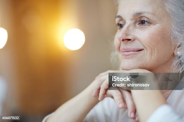 Gelassene Frau Stockfoto und mehr Bilder von Alter Erwachsener - Alter Erwachsener, Seniorinnen, Porträt