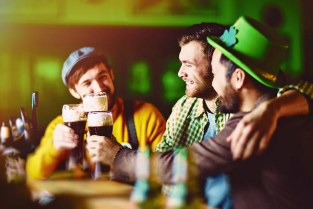 amigos en el bar irlandés - st patricks day irish culture child leprechaun fotografías e imágenes de stock
