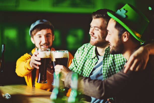 ¡saludos a la cerveza irlandesa! - st patricks day irish culture child leprechaun fotografías e imágenes de stock