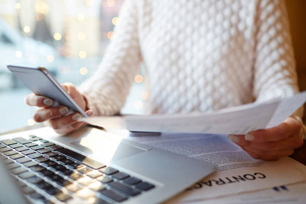 businesswoman with hands full of work - application form fotos imagens e fotografias de stock