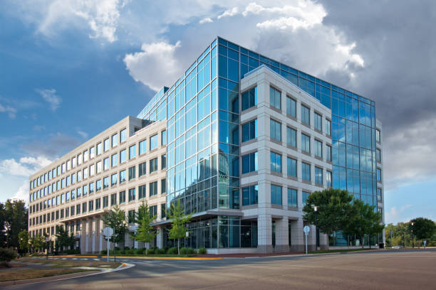 modernos de oficinas en el distrito financiero del centro de la ciudad - office park office building medical building industrial building fotografías e imágenes de stock