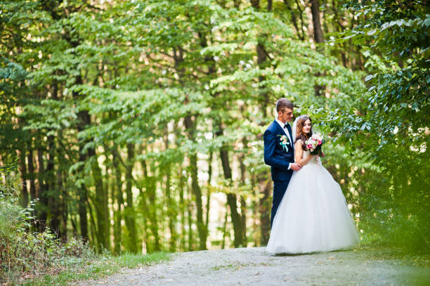 couple de jeune mariée belle au bois - placard holding celebration women photos et images de collection