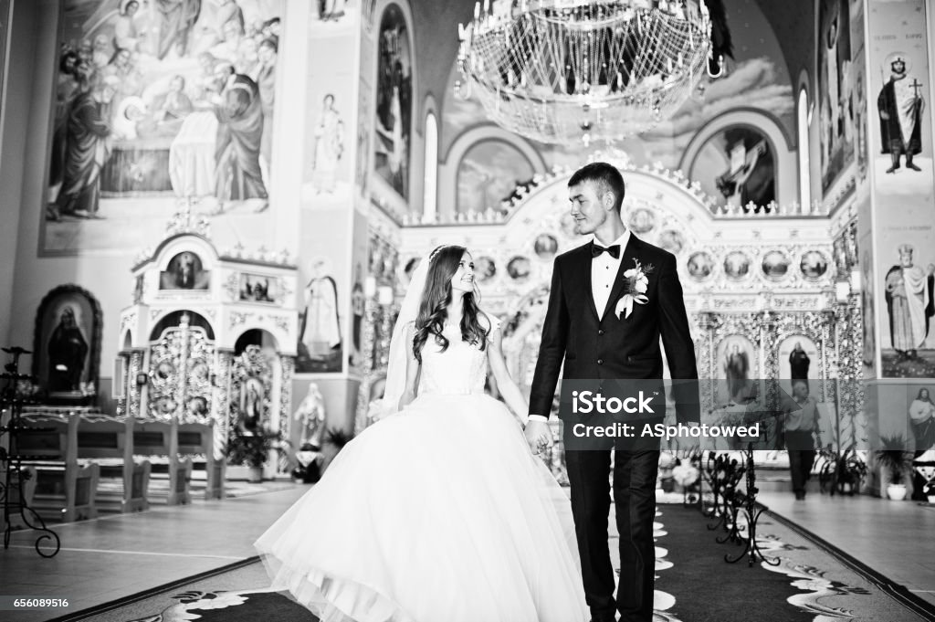 Pareja De Novios A Pie En La Iglesia Foto de stock y más banco de imágenes de Adulto - Adulto, Agarrar, Alegre - iStock Pareja De Novios A Pie En La Iglesia Foto de stock y más banco de imágenes de Adulto - Adulto, Agarrar, Alegre - iStock