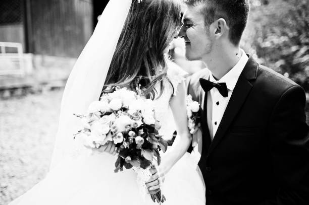 portrait de couple de mariage élégant de près - placard holding celebration women photos et images de collection