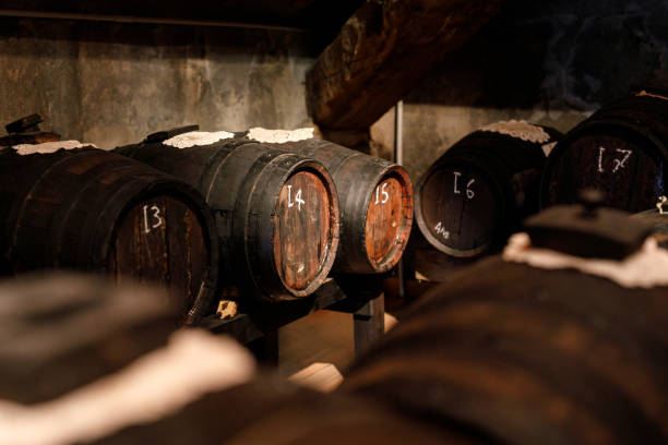 barril de vinagre balsámico, módena, italia - vinegar balsamic vinegar modena italy fotografías e imágenes de stock