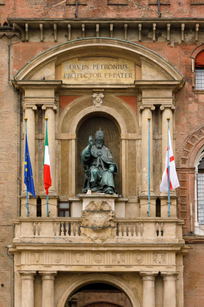детали фасада, палаццо д'аккерсио о комунале, болонья, италия - spire bell tower clock tower western europe стоковые фото и изображения