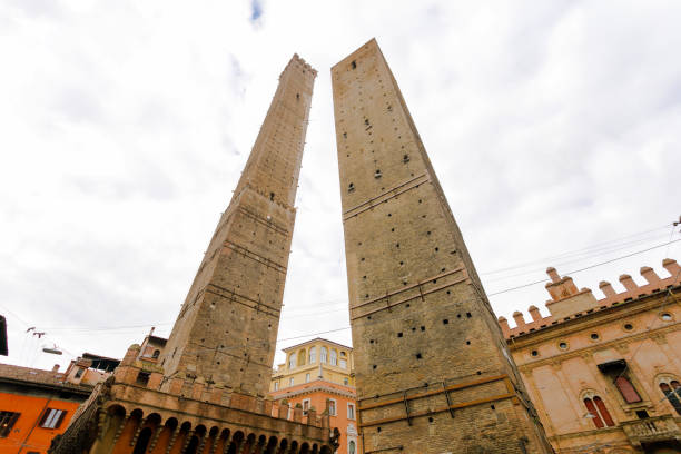 из-за торри, две башни, болонья, италия - spire bell tower clock tower western europe стоковые фото и изображения