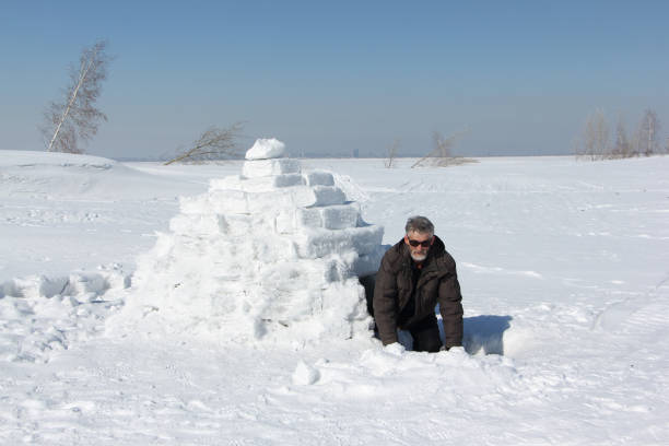 istock Man at the entrance to an igloo 656104932