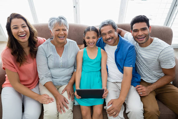 mehr-generationen-familie mit digital-tablette im wohnzimmer zu hause - grandmother senior adult child multi generation family stock-fotos und bilder