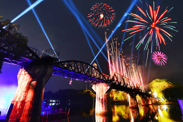 カラフルな花火は、橋の上のお祝い。 - kwai river kanchanaburi province bridge thailand ストックフォトと画像