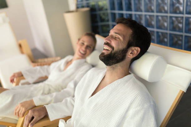 para korzystających zabiegi wellness spa resort - bathrobe health spa spa treatment couple zdjęcia i obrazy z banku zdjęć