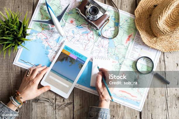 Concetto Di Pianificazione Dei Viaggi Sulla Mappa - Fotografie stock e altre immagini di Viaggio - Viaggio, Progettare, Vacanze