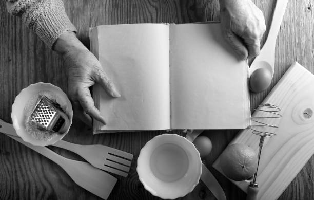 książka przepis w rękach starszej kobiety - grandmother pie cooking baking zdjęcia i obrazy z banku zdjęć