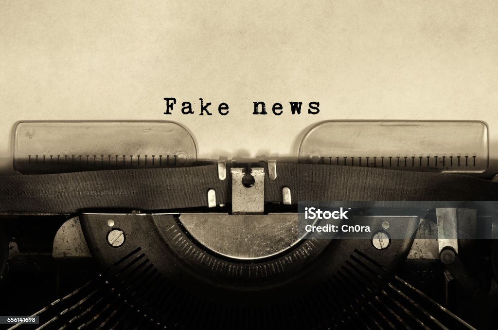 Noticias falsas palabras escrito en máquina de escribir vintage. - Foto de stock de Noticias falsas libre de derechos