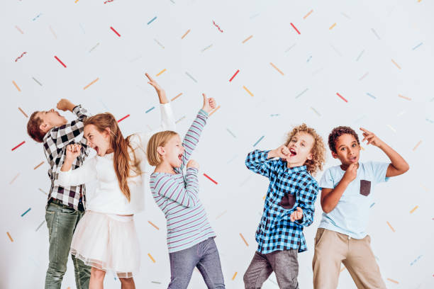 niños y niñas cantando - cantar fotografías e imágenes de stock