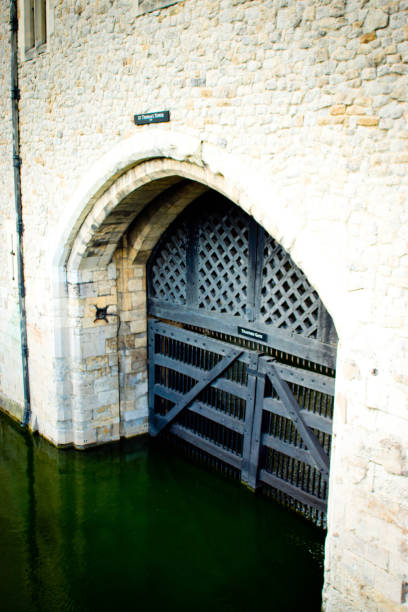 traitors gate in london - nobility gate iron tower of london stock-fotos und bilder