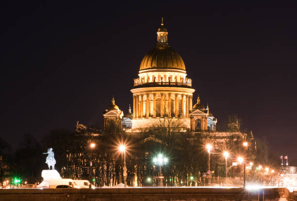 исаакиевский собор. зимняя ночь в санкт-петербурге - russia church composition st petersburg стоковые фото и изображения