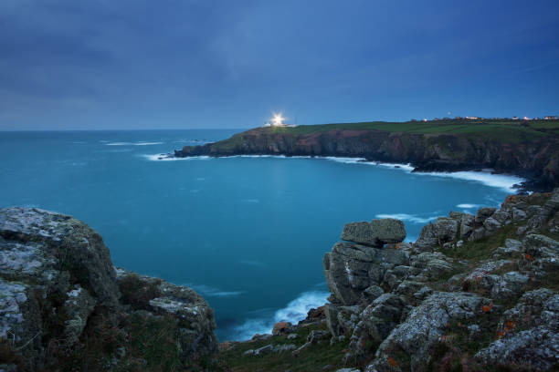 lizard point lighthouse at dusk. - lizard point imagens e fotografias de stock