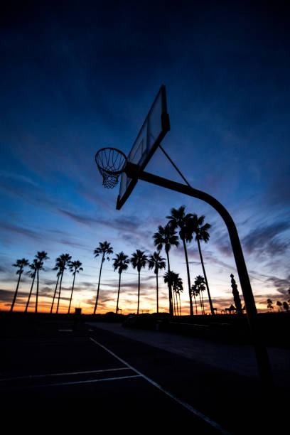 venice beach bei sonnenuntergang - basketball basketball hoop california southern california stock-fotos und bilder