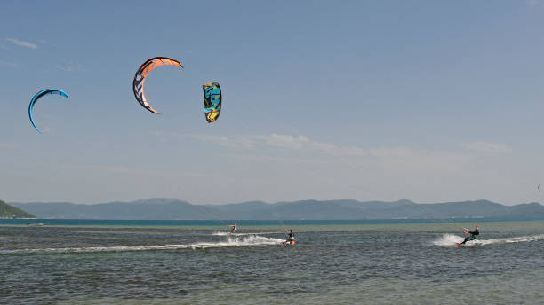 カイトサーフィン ニア ブレイス - kiteboarding sunlight croatia dalmatia ストックフォトと画像