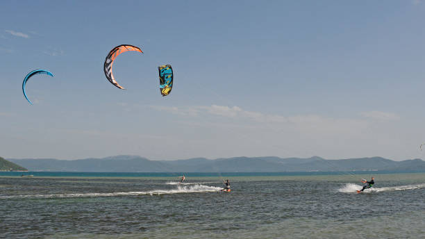 카이트 서핑 근처 블레이스 - kiteboarding sunlight croatia dalmatia 뉴스 사진 이미지