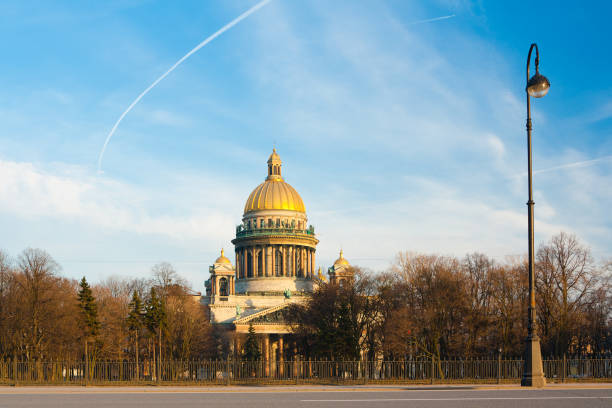 исаакиевский собор. солнечный день санкт-петербурга - russia church composition st petersburg стоковые фото и изображения