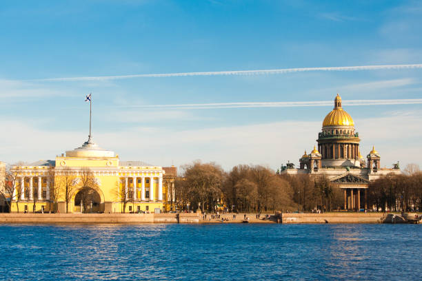 исаакиевский собор. солнечный день санкт-петербурга - russia church composition st petersburg стоковые фото и изображения