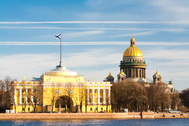 исаакиевский собор. солнечный день санкт-петербурга - russia church composition st petersburg стоковые фото и изображения