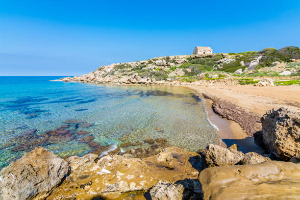 una bellissima spiaggia nella regione di karpaz, nel nord di cipro - karpas foto e immagini stock