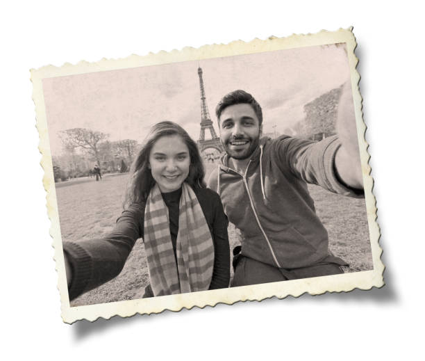 パリで幸せな若いカップル。 - old photograph ストックフォトと画像
